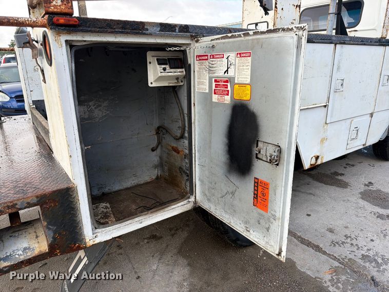 image for item NM9824 2002 Chevrolet W4500 bucket truck