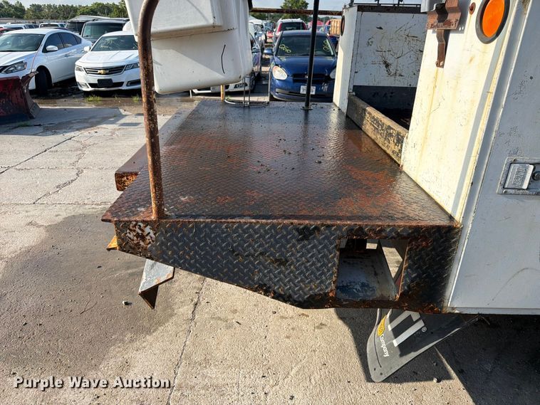 image for item NM9824 2002 Chevrolet W4500 bucket truck