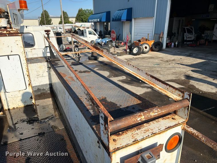 image for item NM9824 2002 Chevrolet W4500 bucket truck