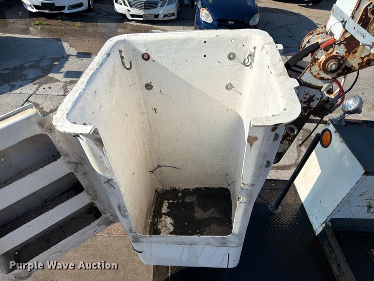 image for item NM9824 2002 Chevrolet W4500 bucket truck