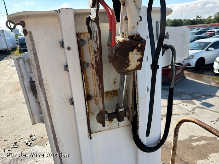 image for item NM9824 2002 Chevrolet W4500 bucket truck