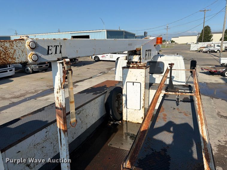 image for item NM9824 2002 Chevrolet W4500 bucket truck