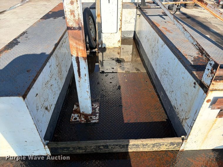 image for item NM9824 2002 Chevrolet W4500 bucket truck