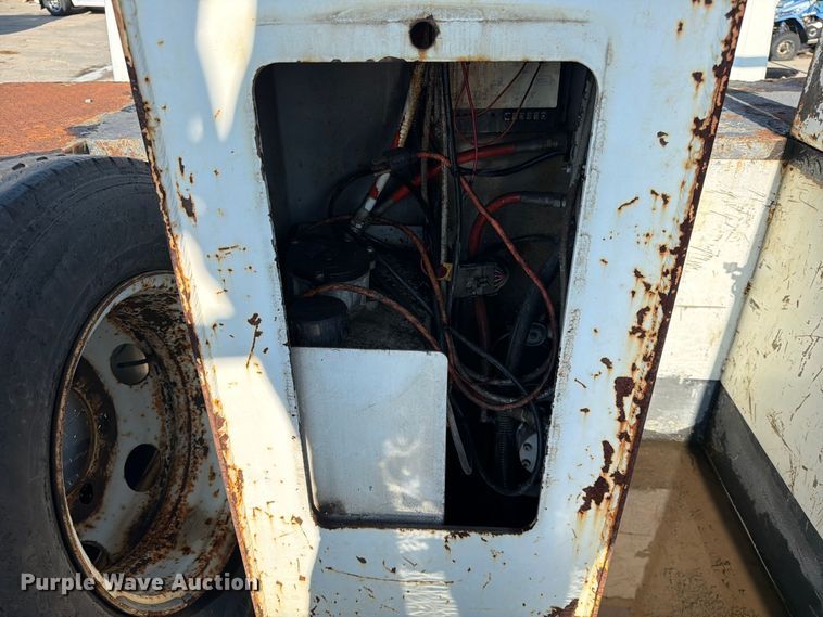 image for item NM9824 2002 Chevrolet W4500 bucket truck