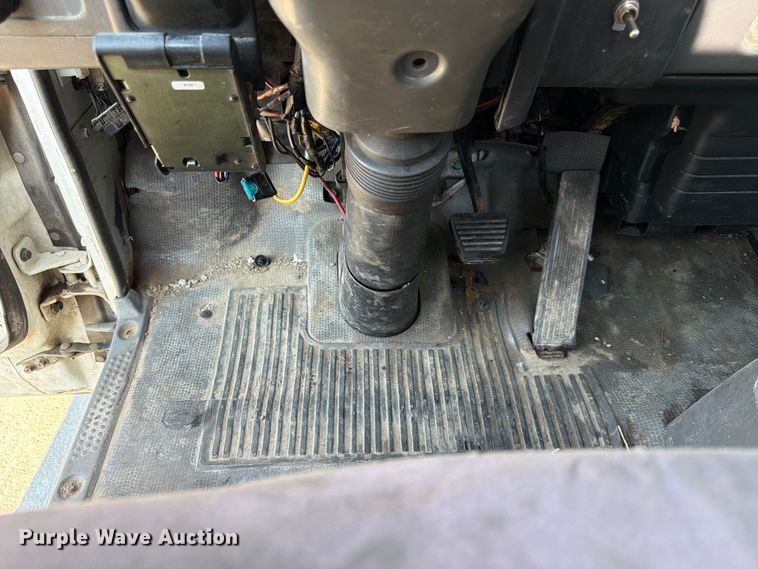 image for item NM9824 2002 Chevrolet W4500 bucket truck