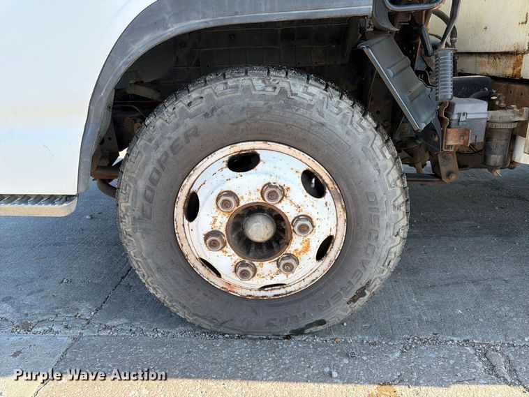 image for item NM9824 2002 Chevrolet W4500 bucket truck