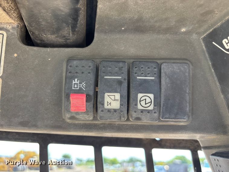 image for item NM9928 2004 Caterpillar 268B skid steer loader