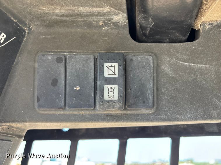 image for item NM9928 2004 Caterpillar 268B skid steer loader