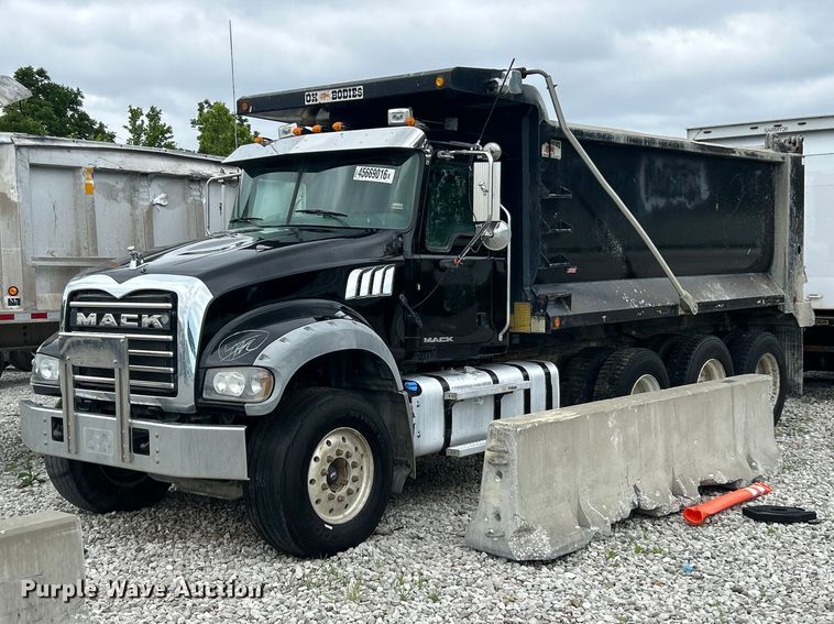 2017 Mack GU713 dump truck