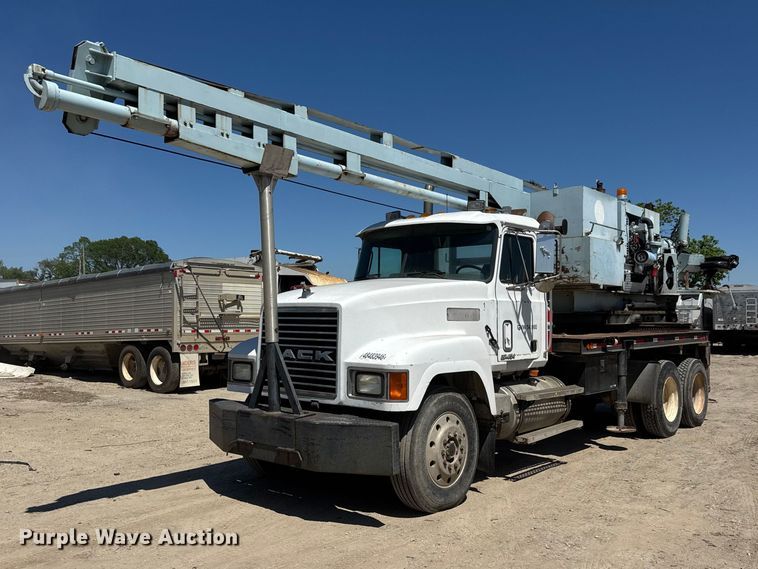 1997 Mack CH613 drilling rig truck
