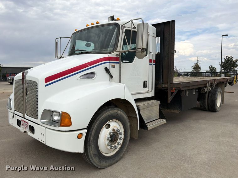 2006 Kenworth T300 flatbed truck