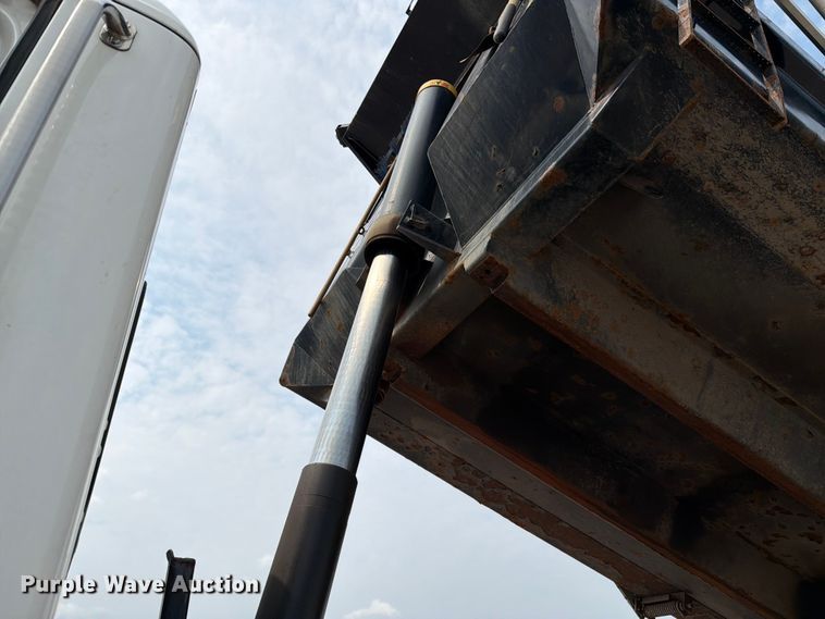 image for item YA4287 2018 Peterbilt 567 dump truck
