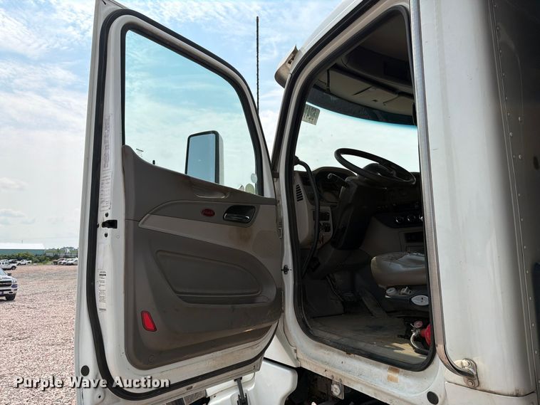 image for item YA4287 2018 Peterbilt 567 dump truck