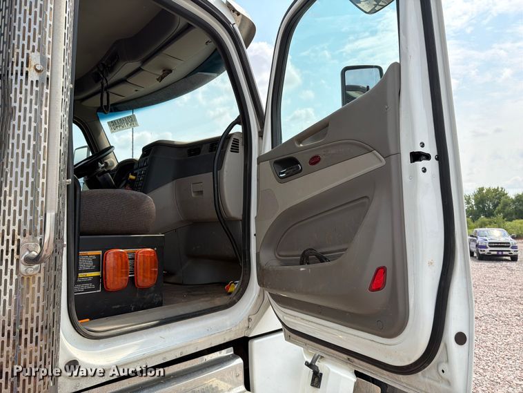 image for item YA4287 2018 Peterbilt 567 dump truck