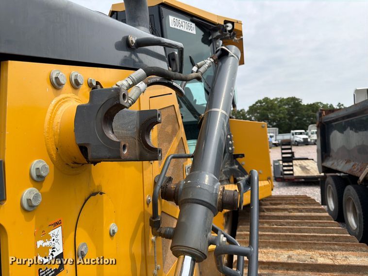 image for item YA4538 2021 John Deere 850L dozer