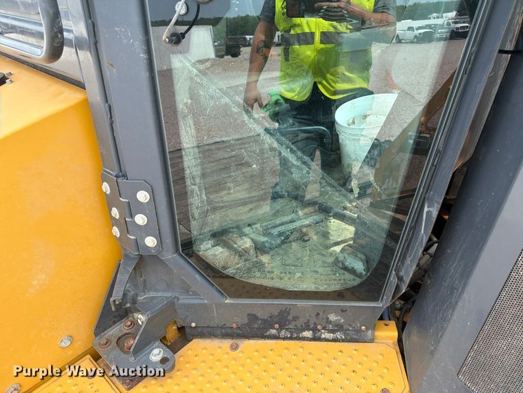 image for item YA4538 2021 John Deere 850L dozer