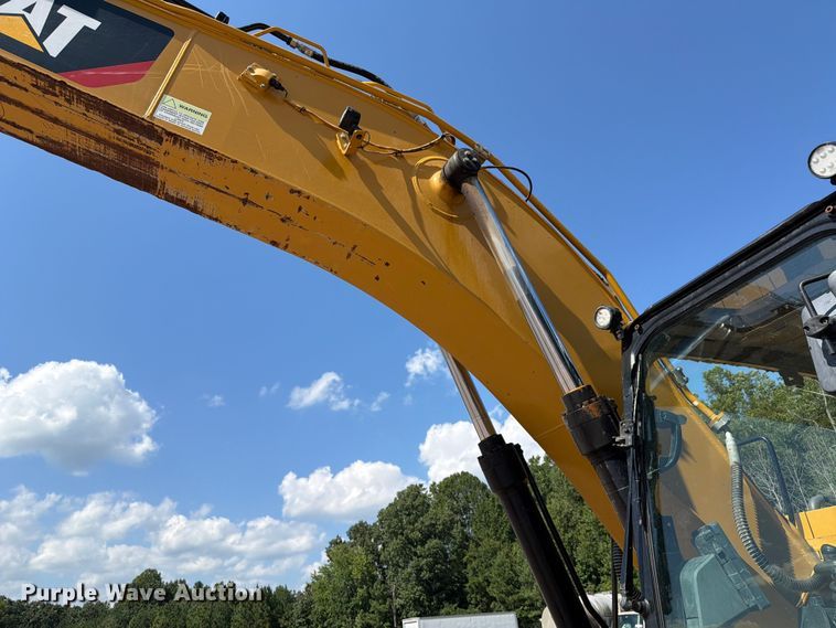 image for item YA4705 2019 Caterpillar 320 excavator