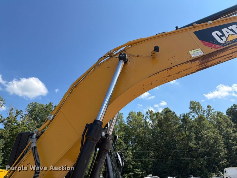 image for item YA4705 2019 Caterpillar 320 excavator