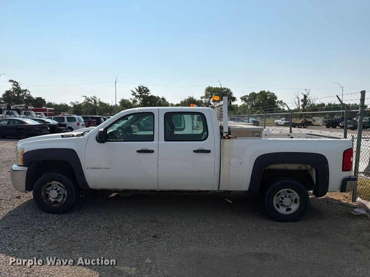 image for item EX4060 2007 Chevrolet Silverado 2500HD Crew Cab pickup truck