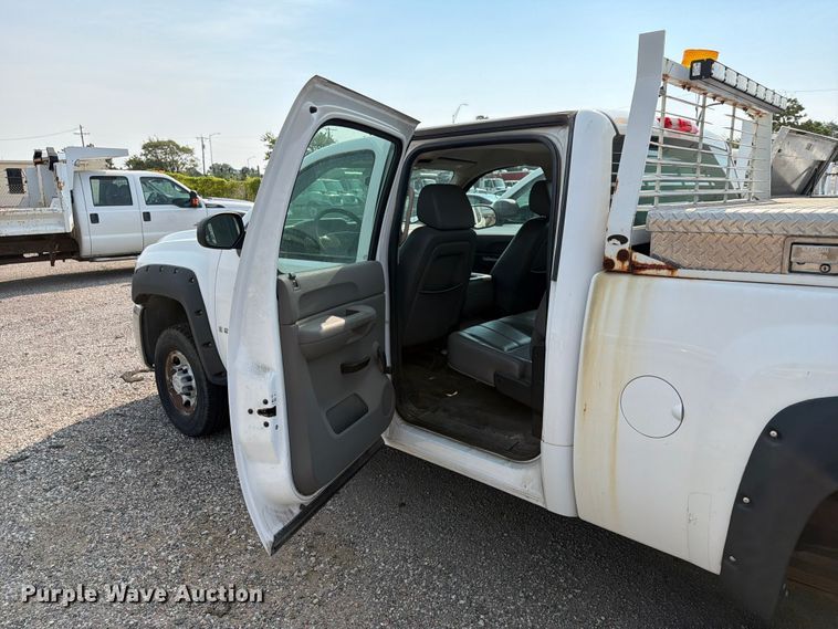 image for item EX4060 2007 Chevrolet Silverado 2500HD Crew Cab pickup truck