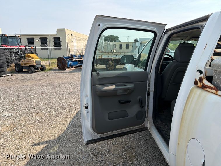 image for item EX4060 2007 Chevrolet Silverado 2500HD Crew Cab pickup truck