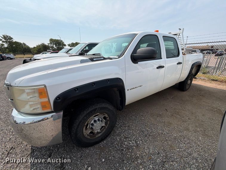 image for item EX4061 2007 Chevrolet Silverado 2500HD Crew Cab pickup truck