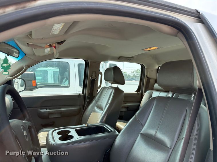 image for item EX4061 2007 Chevrolet Silverado 2500HD Crew Cab pickup truck