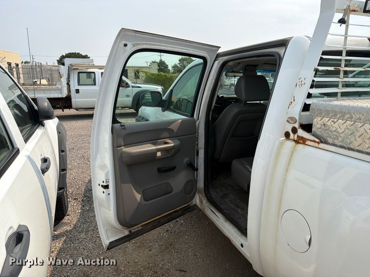image for item EX4061 2007 Chevrolet Silverado 2500HD Crew Cab pickup truck