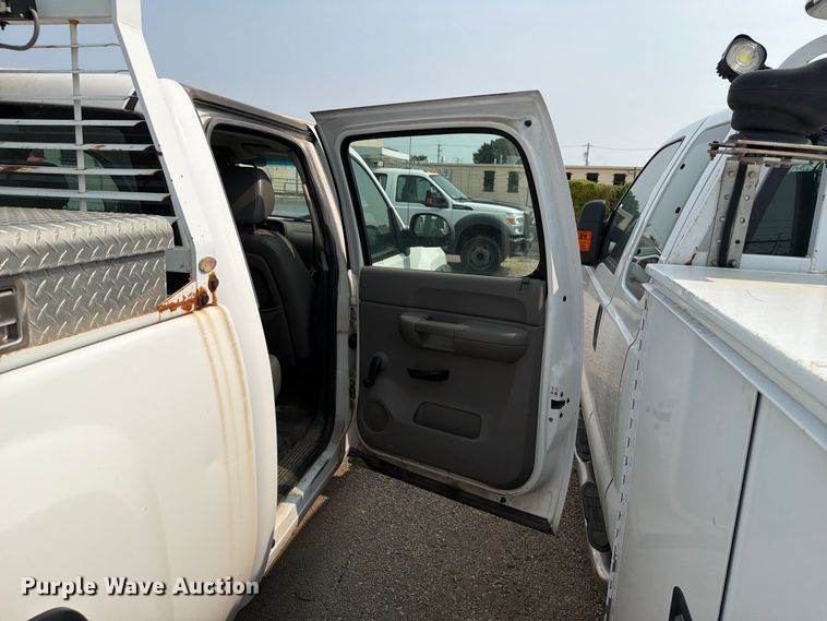 image for item EX4061 2007 Chevrolet Silverado 2500HD Crew Cab pickup truck