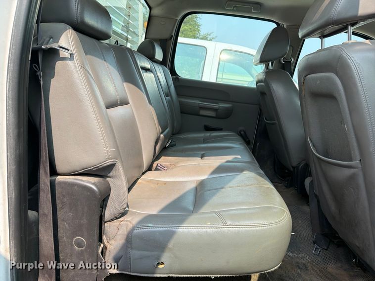 image for item EX4061 2007 Chevrolet Silverado 2500HD Crew Cab pickup truck