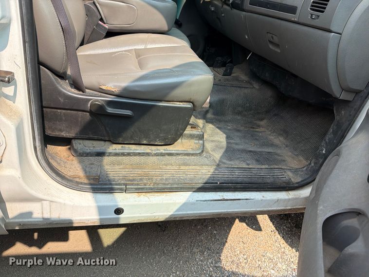 image for item EX4061 2007 Chevrolet Silverado 2500HD Crew Cab pickup truck