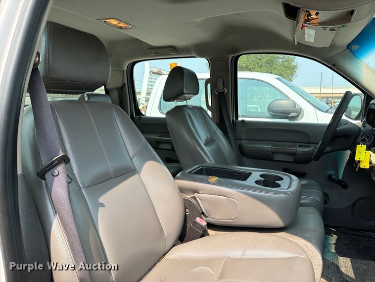 image for item EX4061 2007 Chevrolet Silverado 2500HD Crew Cab pickup truck