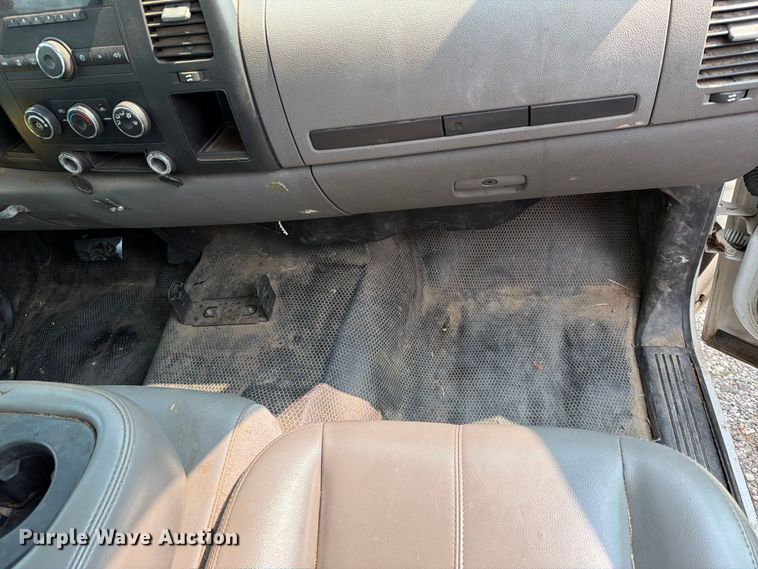 image for item EX4061 2007 Chevrolet Silverado 2500HD Crew Cab pickup truck