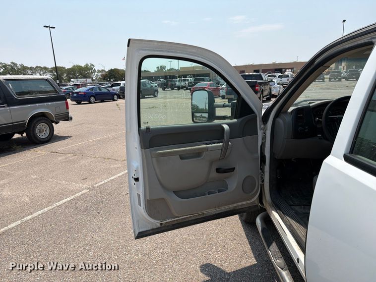 image for item EX4076 2010 Chevrolet Silverado 2500HD Ext. Cab utility bed pickup truck
