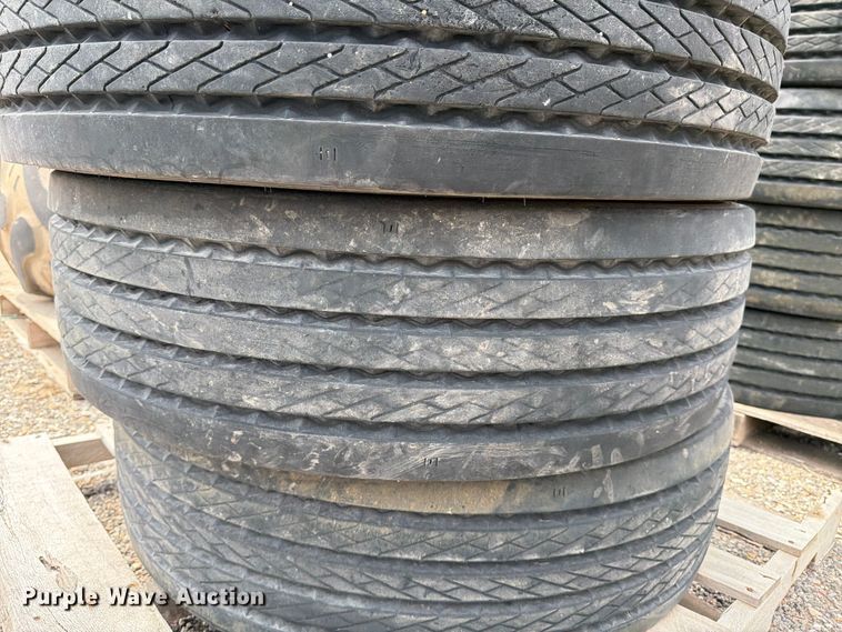 image for item EX4092 (12) Continental HSR2 275/70R22.5 tires