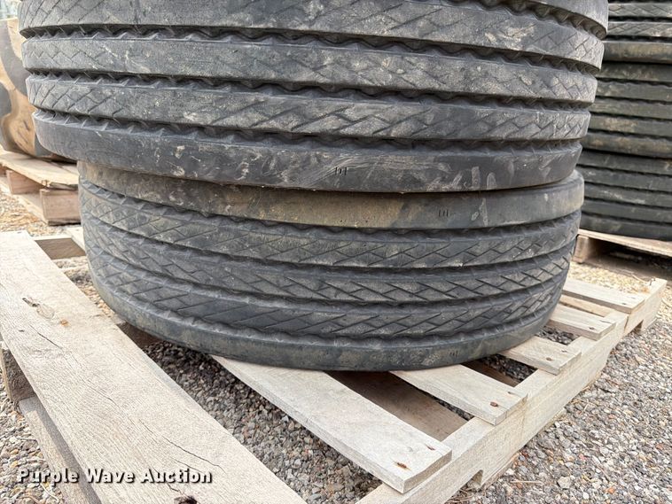 image for item EX4092 (12) Continental HSR2 275/70R22.5 tires