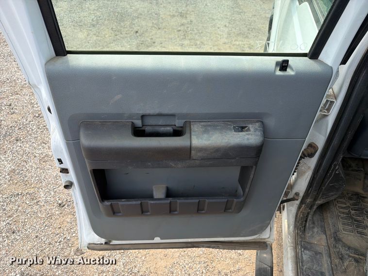 image for item MZ9841 2016 Ford F250 Crew Cab pickup truck