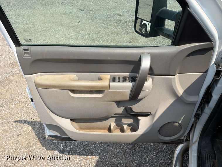 image for item MZ9842 2013 Chevrolet Silverado 2500HD Ext. Cab utility bed pickup truck