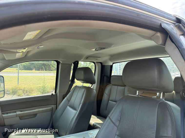 image for item MZ9842 2013 Chevrolet Silverado 2500HD Ext. Cab utility bed pickup truck