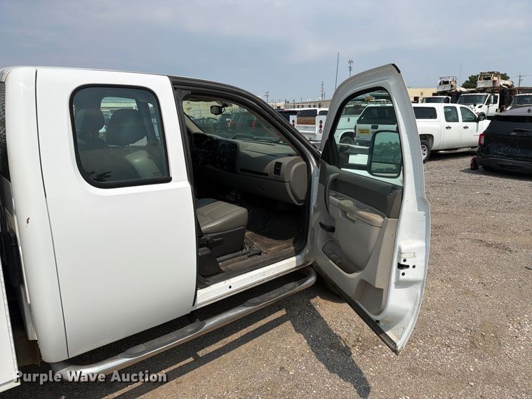 image for item MZ9842 2013 Chevrolet Silverado 2500HD Ext. Cab utility bed pickup truck