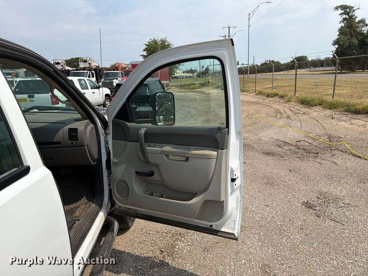 image for item MZ9842 2013 Chevrolet Silverado 2500HD Ext. Cab utility bed pickup truck