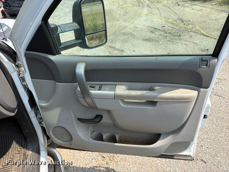 image for item MZ9842 2013 Chevrolet Silverado 2500HD Ext. Cab utility bed pickup truck
