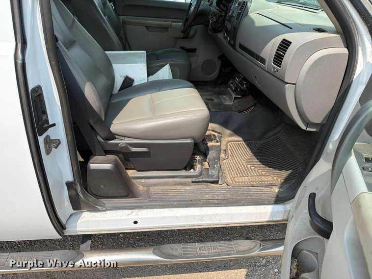 image for item MZ9842 2013 Chevrolet Silverado 2500HD Ext. Cab utility bed pickup truck
