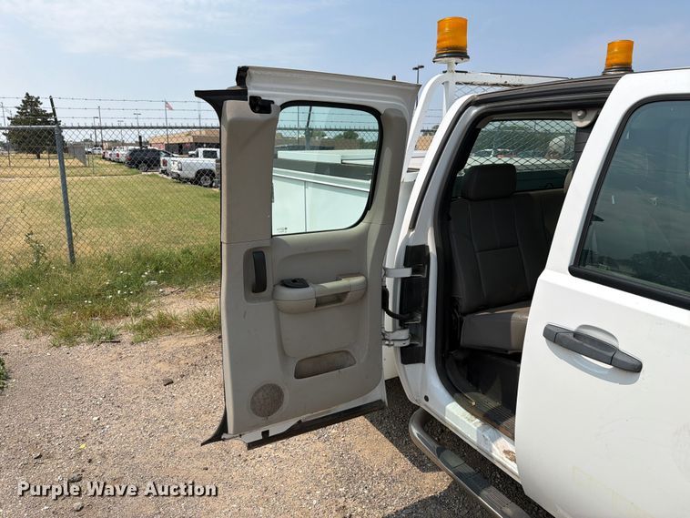 image for item MZ9842 2013 Chevrolet Silverado 2500HD Ext. Cab utility bed pickup truck