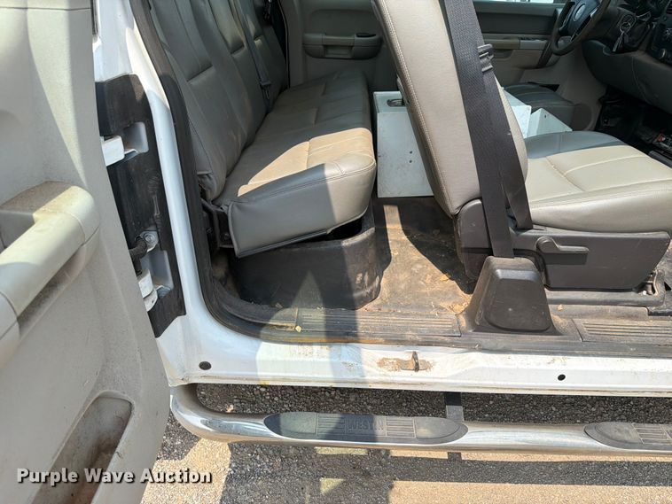 image for item MZ9842 2013 Chevrolet Silverado 2500HD Ext. Cab utility bed pickup truck