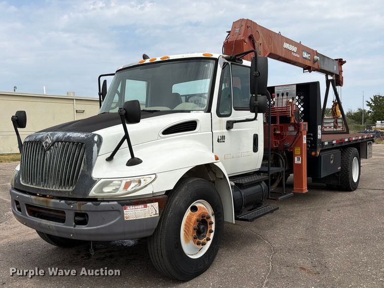 2006 International 4300 crane truck