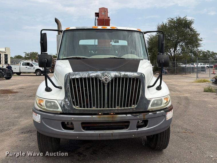 image for item MZ9846 2006 International 4300 crane truck