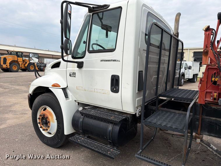 image for item MZ9846 2006 International 4300 crane truck