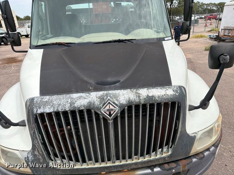 image for item MZ9846 2006 International 4300 crane truck