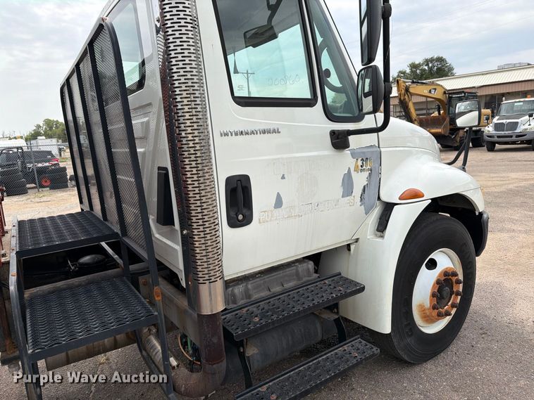 image for item MZ9846 2006 International 4300 crane truck